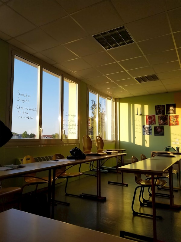 Suasana ruang kelas di sore hari